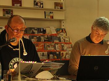 Im April 2021 auf Platz 1 der Comic-Charts: Asterix un di Schbessarträuber. Die Sprechblasenbefüller Kai Fraass und Gunther Schunk waren in der  Hammelburger Stadtbibliothek zu Gast. Foto: C. Beyrle