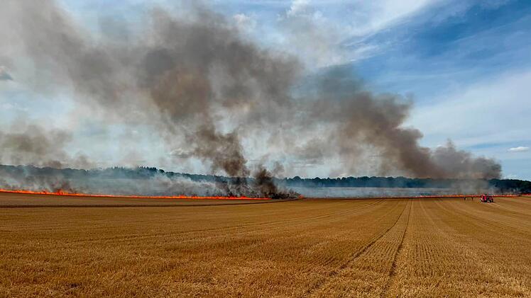 Ein Feld im Landkreis W&uuml;rzburg steht in Flammen