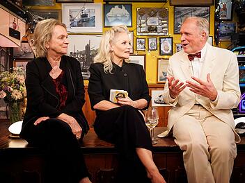 Ina M&uuml;ller (Mitte) begr&uuml;&szlig;te bei "Inas Nacht" Schrifstellerin Elke Heidenreich und Schauspieler Ulrich Tukur.