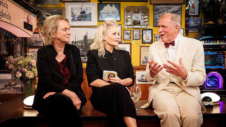 Ina M&uuml;ller (Mitte) begr&uuml;&szlig;te bei "Inas Nacht" Schrifstellerin Elke Heidenreich und Schauspieler Ulrich Tukur.