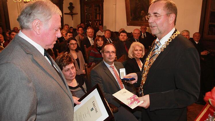 Bauamtsleiter Jakob Aigner (l.) wurde nach fast 50 Jahren im Öffentlichen Dienst von Bürgermeister Kohmann in den Ruhestand verabschiedet.