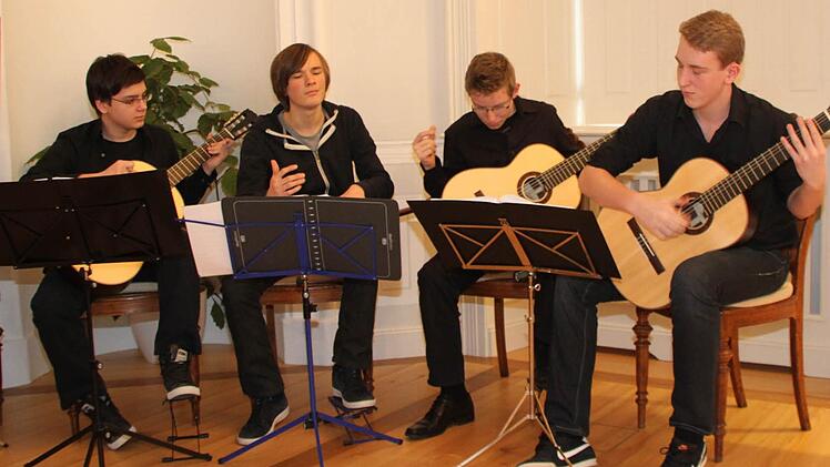 Ein Gitarrenensemble des Markgraf-Georg-Friedrich-Gymnasiums umrahmte den Festakt musikalisch.