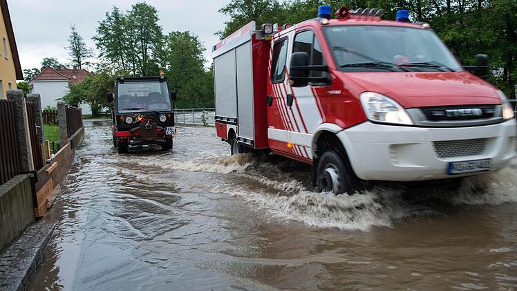In Lanzendorf ist der Main über die Ufer getreten. Fotos: Alexander Muck