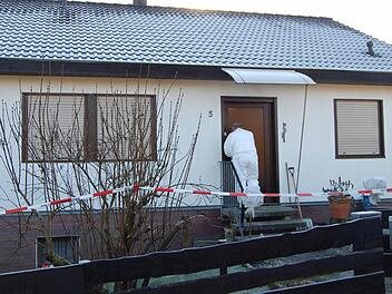 Die Kriminalpolizei sicherte am Tatort, Wolfgang R.s Haus im Eichenweg in Beiersdorf, mehr als 700 Spuren. Foto: Oliver Schmidt