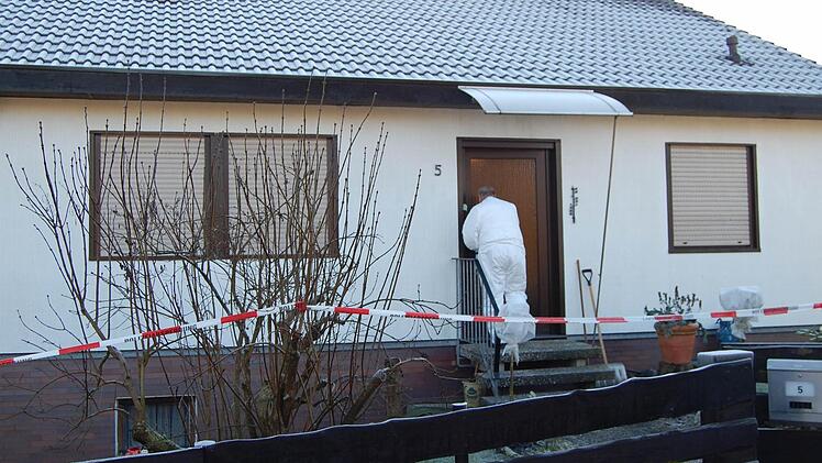 Die Kriminalpolizei sicherte am Tatort, Wolfgang R.s Haus im Eichenweg in Beiersdorf, mehr als 700 Spuren. Foto: Oliver Schmidt