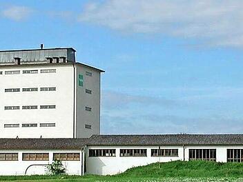 Das viele Jahre ungenutzte Baywa-Areal mit dem prägenden Hochhaus wird als Standort einer umweltfreundlichen Holzverstromungsanlage einer neuen Nutzung zugeführt.  Foto: Klaus Oelzner