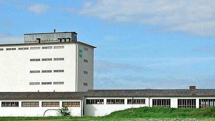 Das viele Jahre ungenutzte Baywa-Areal mit dem prägenden Hochhaus wird als Standort einer umweltfreundlichen Holzverstromungsanlage einer neuen Nutzung zugeführt.  Foto: Klaus Oelzner