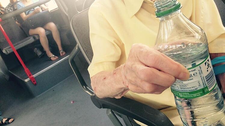 Eine ältere Dame hat immer eine Flasche Wasser auf ihren Busfahrten dabei.  Fotos: Anna Lienhardt (2)