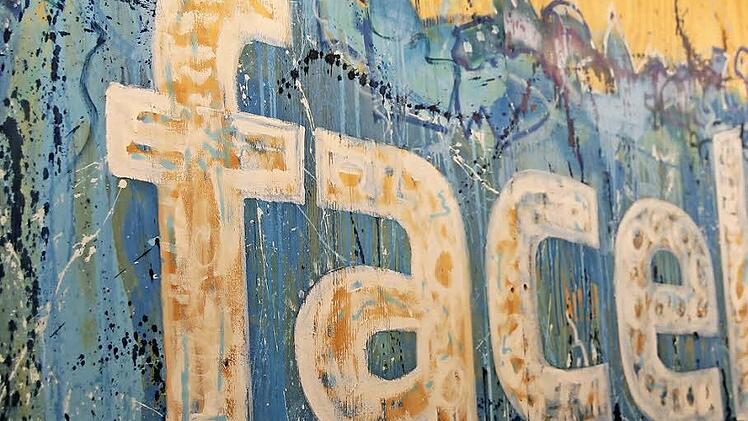 Manche glauben, nicht ohne das soziale Netzwerk Facebook leben zu k&ouml;nnen. Doch die EU plant Dateschutz-Gesetze, die die Nutzung einschr&auml;nken w&uuml;rden. Foto: Christoph Dernbach, dpa