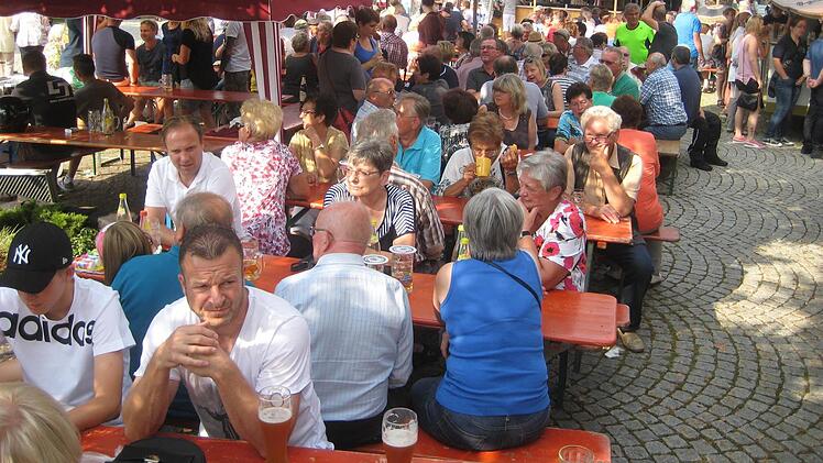 Fr&ouml;hliche Stimmung herrschte auf dem Rathausplatz. Foto: Paul Hader
