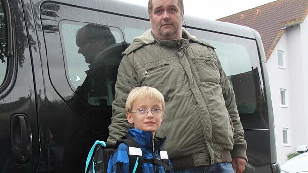 Leon mit seinem Vater Georg Wloka. Der 47-Jährige hat seinen Sohn an den ersten Schultagen bei der Fahrt im Schulbus begleitet. Aus gesundheitlichen Gründen könne er das auf Dauer nicht machen, sagt Georg Wloka. Foto: Alexander Hartmann