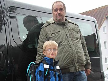 Leon mit seinem Vater Georg Wloka. Der 47-Jährige hat seinen Sohn an den ersten Schultagen bei der Fahrt im Schulbus begleitet. Aus gesundheitlichen Gründen könne er das auf Dauer nicht machen, sagt Georg Wloka. Foto: Alexander Hartmann