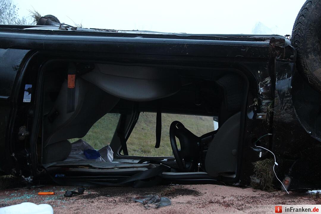 Pkw überschlägt sich auf der A71 - Zwei Personen schwer verletzt
