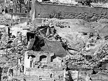 Nürnberg lag 1945 unterhalb der Burg in Trümmern. Foto: imago