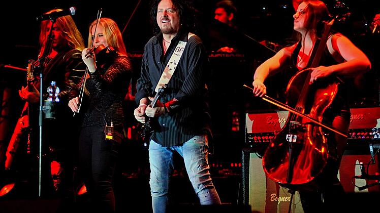 Steve Lukather in Begleitung.Foto: Helmut Ölschlegel