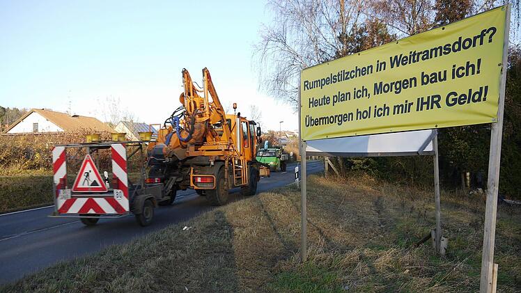 Dauer-Streitfall: Mit harten Bandagen wurde vor fünf Jahren gegen die Einführung von Straßenausbaubeiträgen in Weitramsdorf gekämpft. Jetzt steht das Thema wieder auf der Tagesordnung. Foto: CT-Archiv/Berthold Köhler