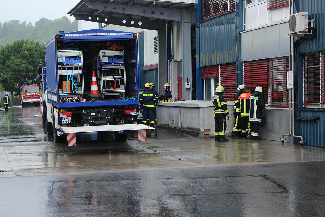 Metallbrand stellte EinsatzkrŠfte vor Probleme