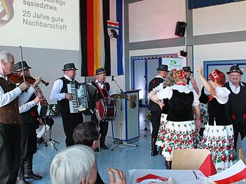 Die polnische Tanz- und Musikgruppe Karkonosze und die Kreuzschuher Kerwasmusikanten internationaler Freundschaft. Das Bild zeigt siebei einem Auftritt zum 25. Jubiläum des deutsch-polnischen Nachbarschaftsvertrages 2016 in Stegaurach.