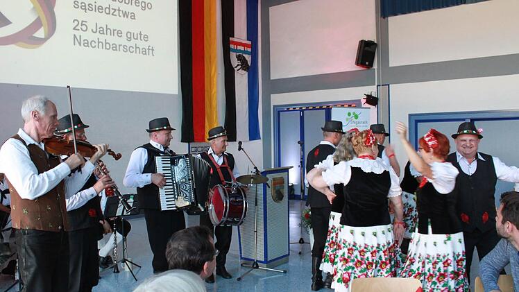 Die polnische Tanz- und Musikgruppe Karkonosze und die Kreuzschuher Kerwasmusikanten internationaler Freundschaft. Das Bild zeigt siebei einem Auftritt zum 25. Jubiläum des deutsch-polnischen Nachbarschaftsvertrages 2016 in Stegaurach.