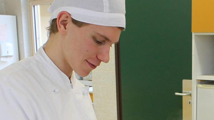 Berufsfachschüler Michael Köhnlein beim Pürieren der Suppe.
