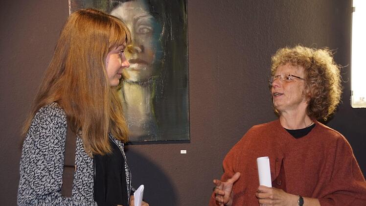 Über einen gelungenen kreativen Prozess freuten sich bei der Vorstellung des Auferstehungsbildes im Bibelkeller Pfarrerin Doris Otminghaus (rechts) und Künstlerin Lisa Wölfel.