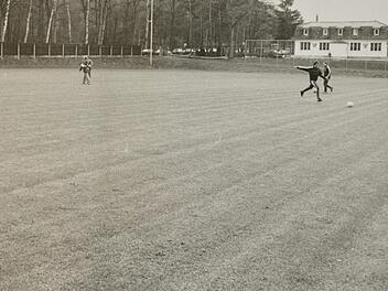 Der ASV sanierte 1987 seinen Fußballplatz zu einem Glanzstück für Neustadt. Das Foto entstand 1989. CT-Archiv/Hagen Lehmann