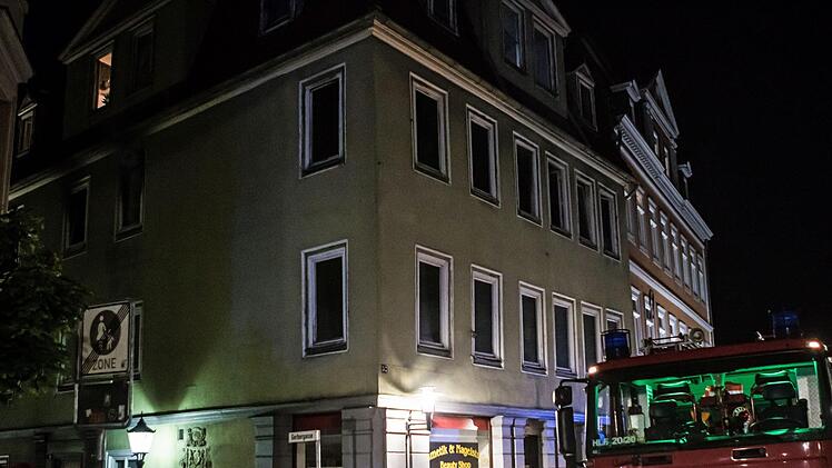 Im Dachgeschoss eines Hauses im Coburger Steinweg war in der Nacht zum Freitag ein Brand ausgebrochen. Mit einem Großeinsatz löschte die Feuerwehr die Flammen und brachte die Bewohner in Sicherheit.Foto: Jochen Berger