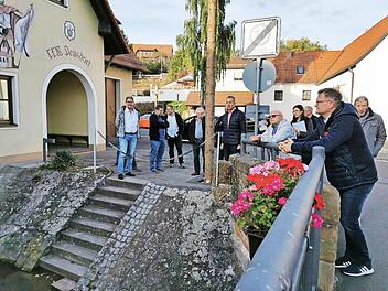 Ortstermin in Deusdorf: der Gemeinderat vor dem Feuerwehrhaus an der Brücke über die Lauter (Eingang der Kaiserstraße) Foto: Johannes Michel