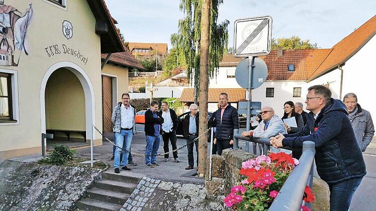 Ortstermin in Deusdorf: der Gemeinderat vor dem Feuerwehrhaus an der Brücke über die Lauter (Eingang der Kaiserstraße) Foto: Johannes Michel