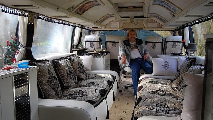 Von seinem im Oberdeck zum rollenden Salon ausgebauten Reisebus will sich Reinhard Schatz trennen.