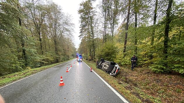 Im unterfr&auml;nkischen Landkreis Main-Spessart kam ein Autofahrer von der Fahrbahn ab und blieb im Stra&szlig;engraben liegen. Die Feuerwehr r&uuml;ckte mit mehreren Einsatzwagen aus.