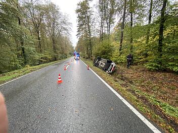 Im unterfränkischen Landkreis Main-Spessart kam ein Autofahrer von der Fahrbahn ab und blieb im Straßengraben liegen. Die Feuerwehr rückte mit mehreren Einsatzwagen aus.