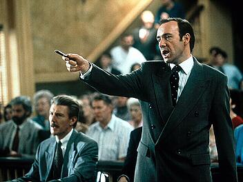 Die Jury Staatsanwalt Rufus Buckley (Kevin Spacey) interpretiert Gerechtigkeit auf ganz subjektive Weise. Er will den Fall gewinnen, um sich zu profilieren.