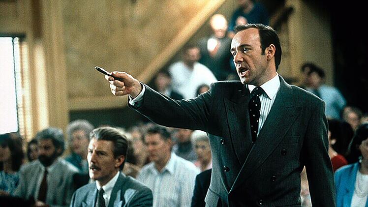 Staatsanwalt Rufus Buckley (Kevin Spacey) interpretiert Gerechtigkeit auf ganz subjektive Weise. Er will den Fall gewinnen, um sich zu profilieren.
