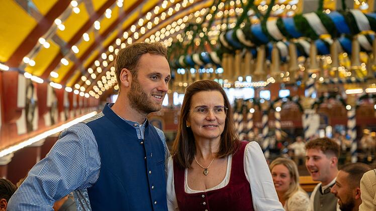 Wiesnwirtin Stephanie Spendler zeigt Leon Windscheid ihr Wiesnzelt auf dem M&uuml;nchner Oktoberfest.