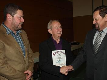 Der Sport-Angel-Club Ebenhausen ernannte Siegfried Albert (links), der 20 Jahre im Vorstand mitarbeitete, zum Ehrenmitglied. Die Urkunde überreichte Vorsitzender Bernhard Braun; links im Bild: der stellvertretende Vorsitzende Michael Jeßberger. Foto: Stefan Geiger