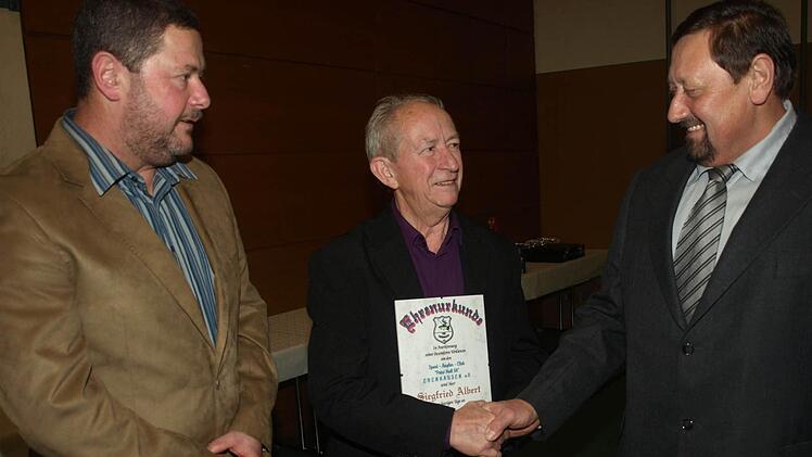 Der Sport-Angel-Club Ebenhausen ernannte Siegfried Albert (links), der 20 Jahre im Vorstand mitarbeitete, zum Ehrenmitglied. Die Urkunde überreichte Vorsitzender Bernhard Braun; links im Bild: der stellvertretende Vorsitzende Michael Jeßberger. Foto: Stefan Geiger