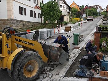Die Arbeiter haben am Kunreuther "Badanger" noch alle Hände voll zu tun. Foto: Galster