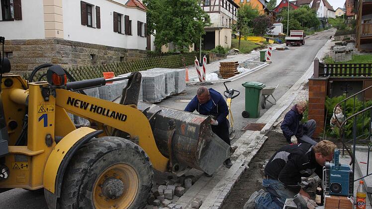 Die Arbeiter haben am Kunreuther "Badanger" noch alle Hände voll zu tun. Foto: Galster