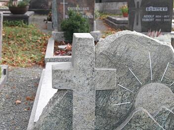 Die Zeiten, wo schlichte Kreuze polierte Grabsteine dominierten, sind vorbei: Heute werden statt dessen gerne Sonnenmotive in Naturstein gewählt. Fotos: Sonja Adam