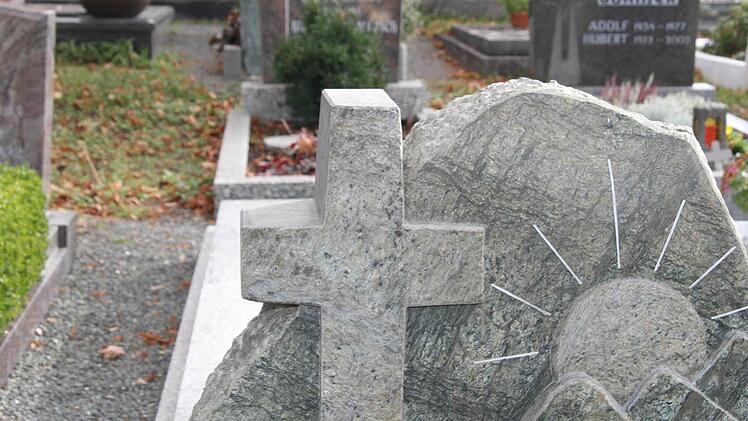 Die Zeiten, wo schlichte Kreuze polierte Grabsteine dominierten, sind vorbei: Heute werden statt dessen gerne Sonnenmotive in Naturstein gewählt. Fotos: Sonja Adam