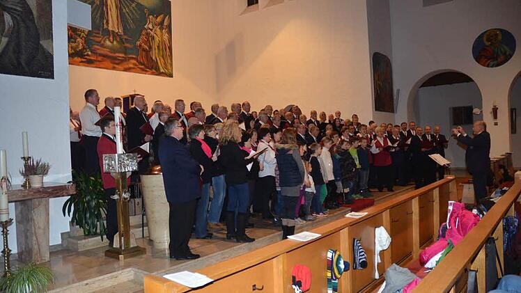 Das imposante Finale mit dem Gemeinschaftschor mit weit über hundert Sängerinnen und Sängern unter Leitung von Georg Wolf