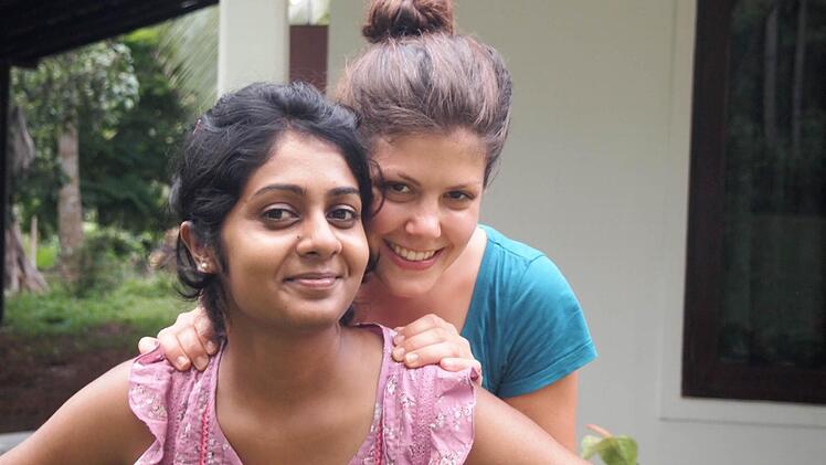 Nach sieben Jahren intensiven Briefkontakts trafen sich Cita Born(rechts) und Piumi Kumarapeli nun endlich in Piumis Heimat Sri Lanka. Foto: privat