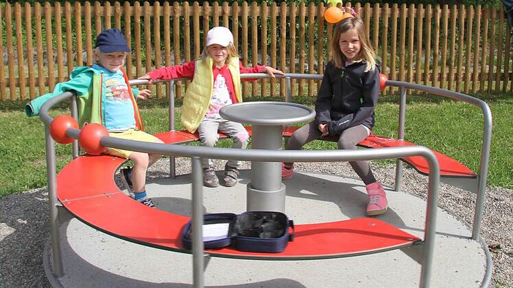 Das Karussell geht ganz schön schnell - aber nur, wenn einer es andreht.