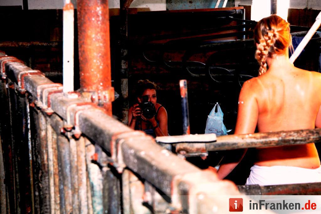 Schweiß im Stall: Making-Of vom Jungbauernkalender 2017