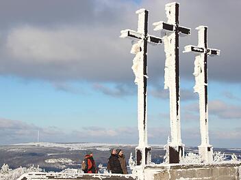 Der Kreuzberg ist ein beliebtes Ziel von Winterwanderern.  Foto: Heike Beudert