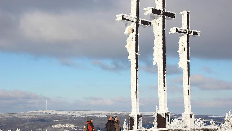 Der Kreuzberg ist ein beliebtes Ziel von Winterwanderern.  Foto: Heike Beudert