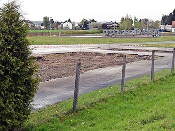 Die Abrissarbeiten für die geplante Erweiterung der Kläranlage in Michelau  Foto: Andreas Welz