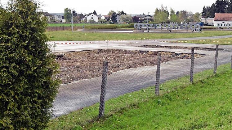 Die Abrissarbeiten für die geplante Erweiterung der Kläranlage in Michelau  Foto: Andreas Welz