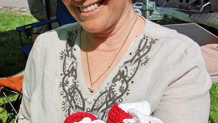 Selbst gestrickte Babyschuhe und Damenhüte gab es am Stand dieser Schweinfurterin. Foto: Dieter Britz